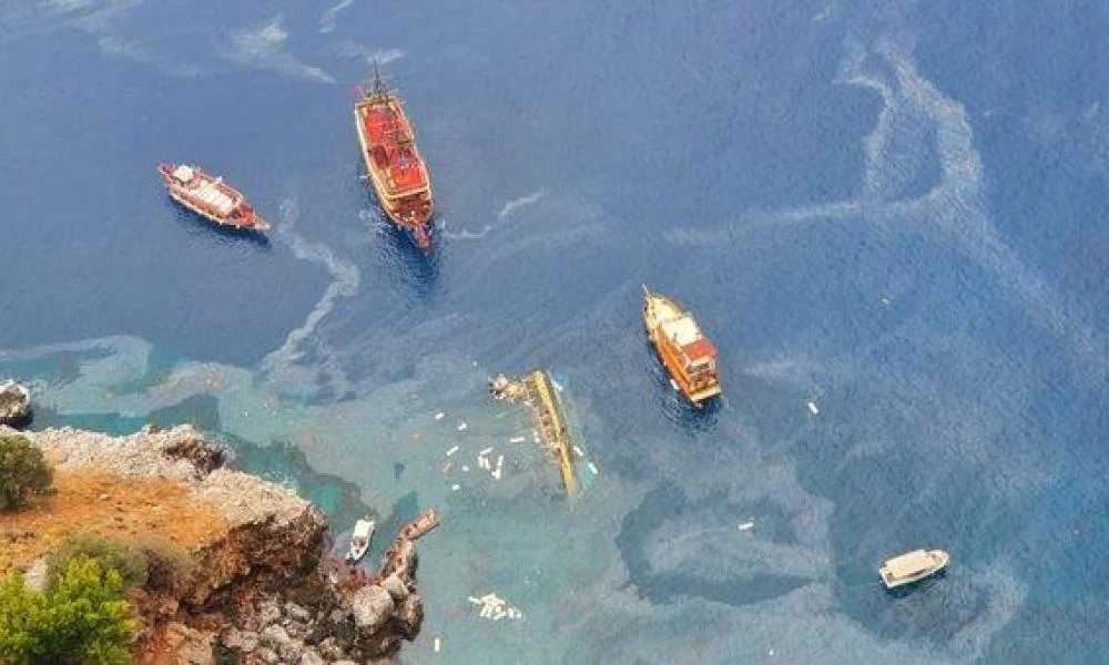 Πλοίο με τουρίστες αναποδογύρισε στα ανοικτά της Τουρκίας